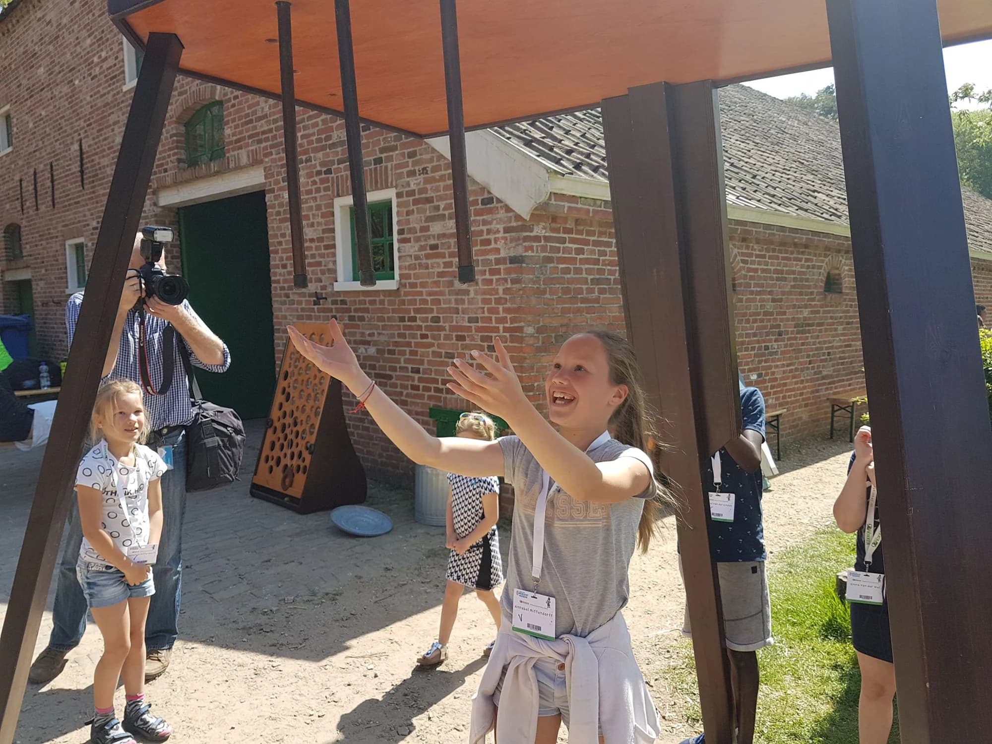 Kinderen vangen stokken onder het stokvangspel op een plein