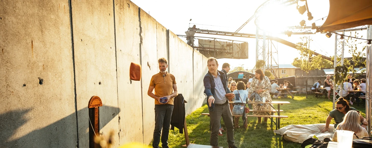 Spelers aan het cornhole tijdens een zomers evenement