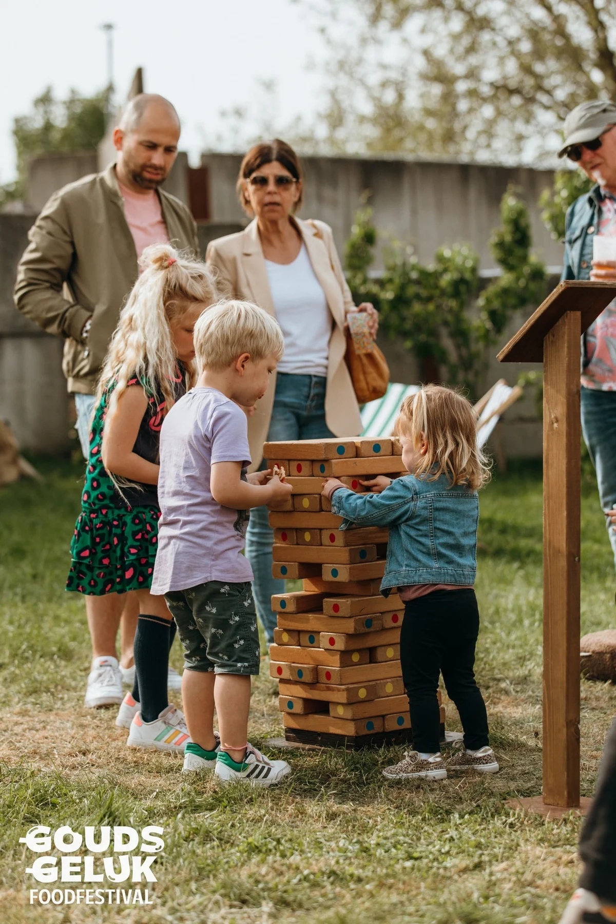 Gezin bouwt de grote vallende toren op een festival