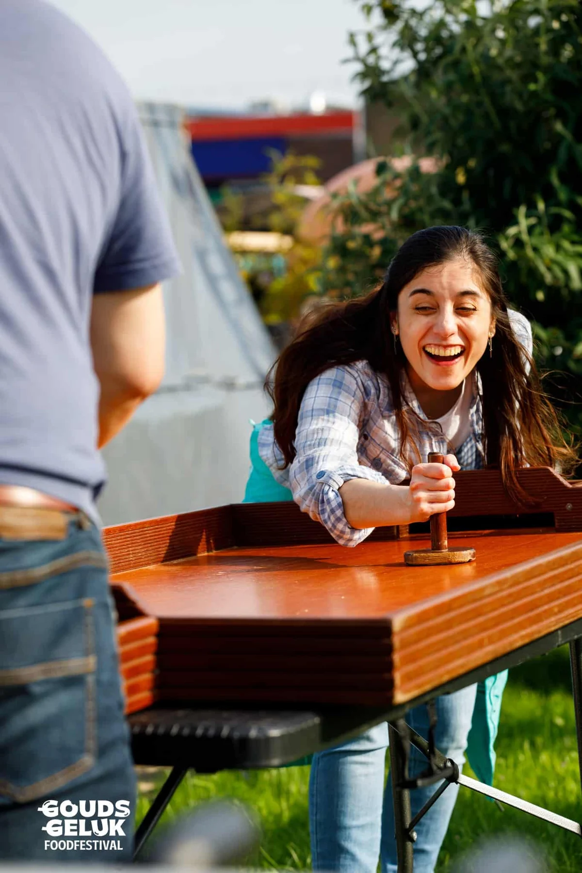 Vrouw lacht tijdens een potje hamerspel