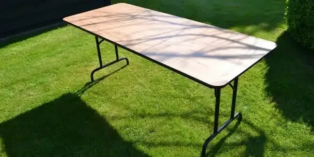 Inklaptafel met houten blad op het gras