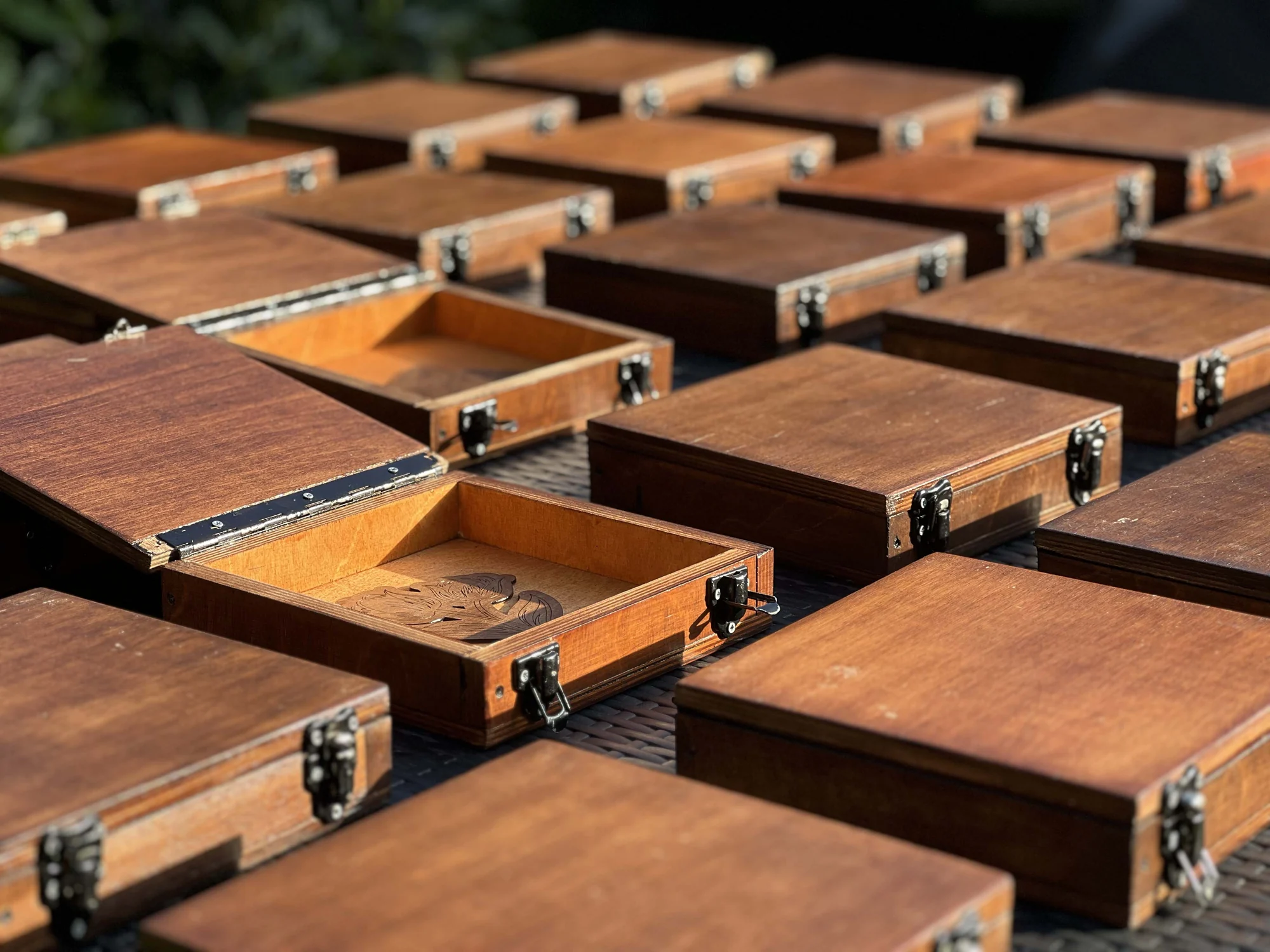 Rijen houten kistjes van memospel XL op een tafel, een paar geopend