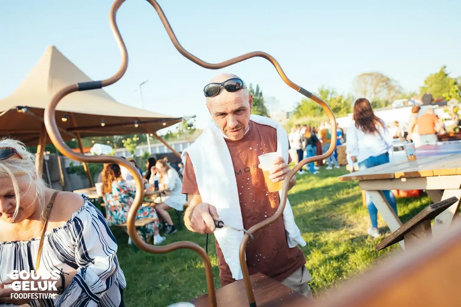 Man speelt spiraalboom op een festival