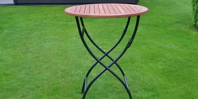 Statafel met rond houten blad op het gras