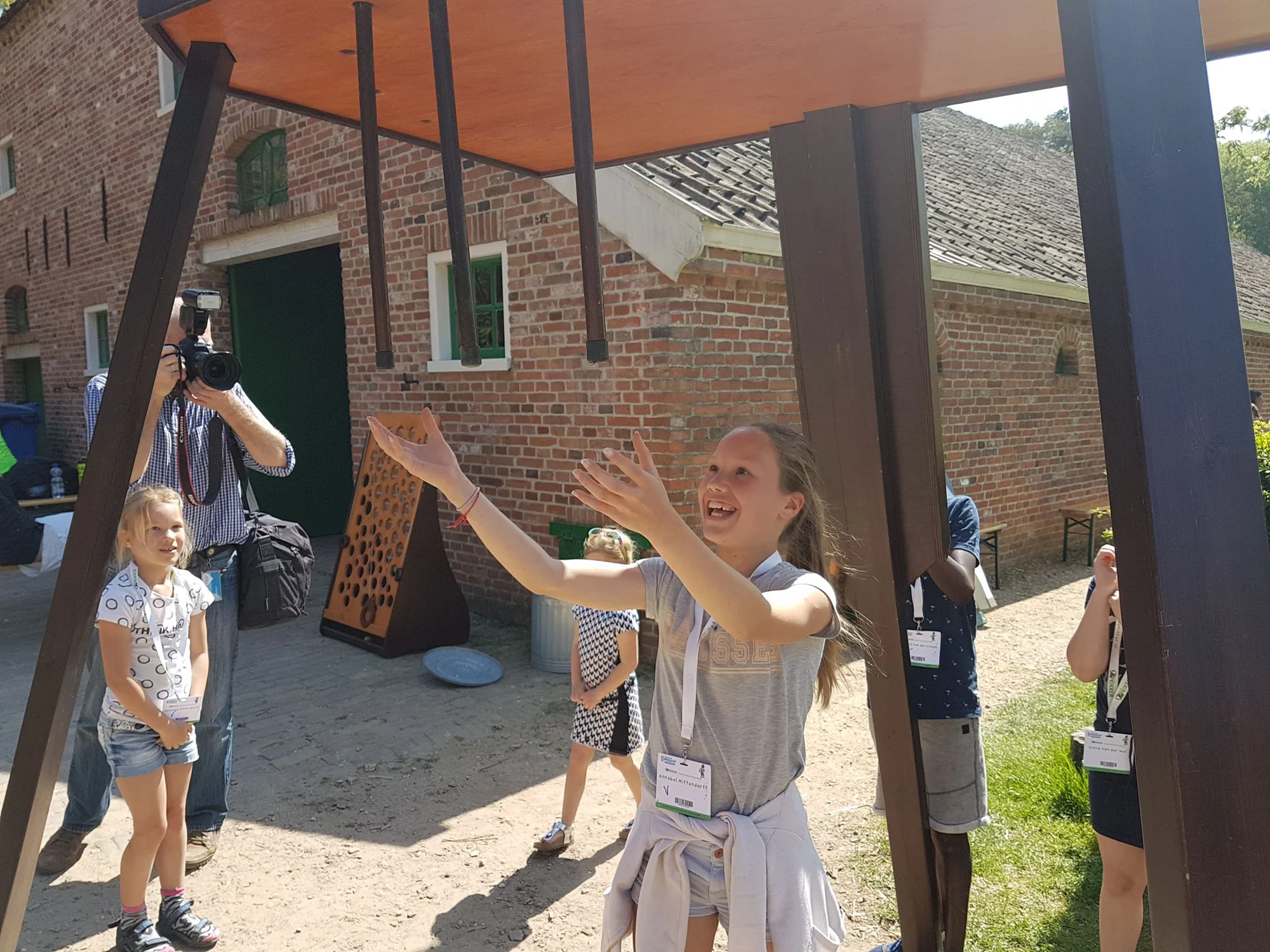 Kinderen vangen stokken onder het stokvangspel op een plein