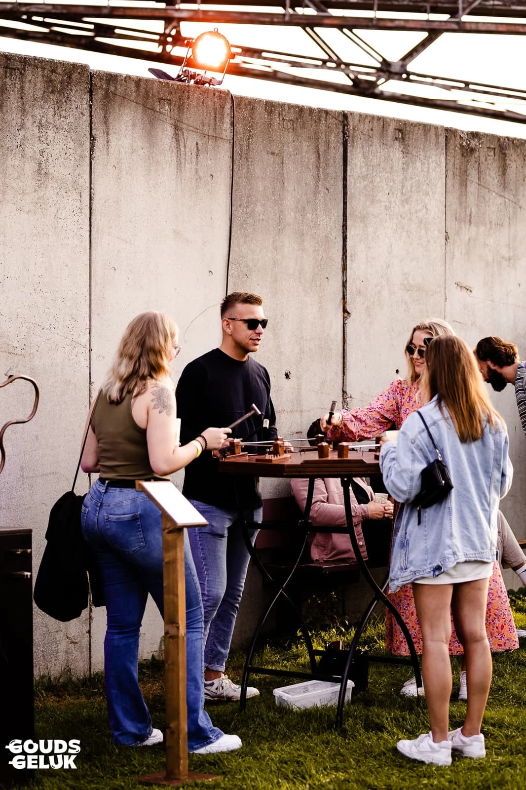 Groep vrienden speelt samen op Gouds Geluk foodfestival