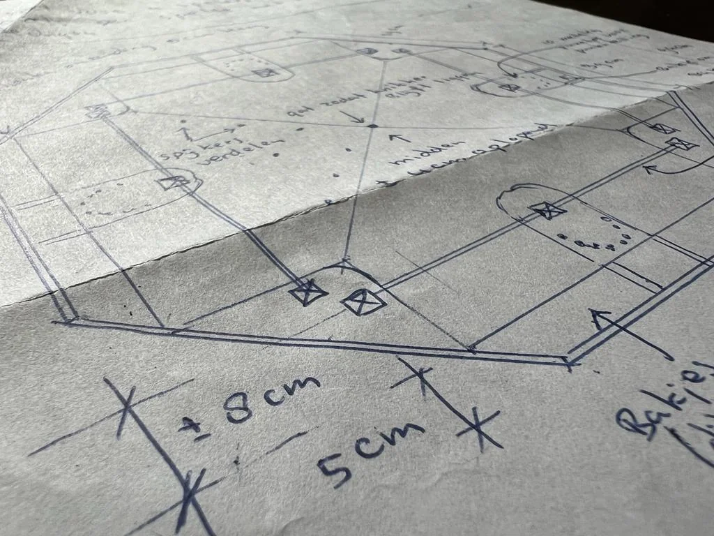 Werktekening van het hamerspel met potloodmaten op papier