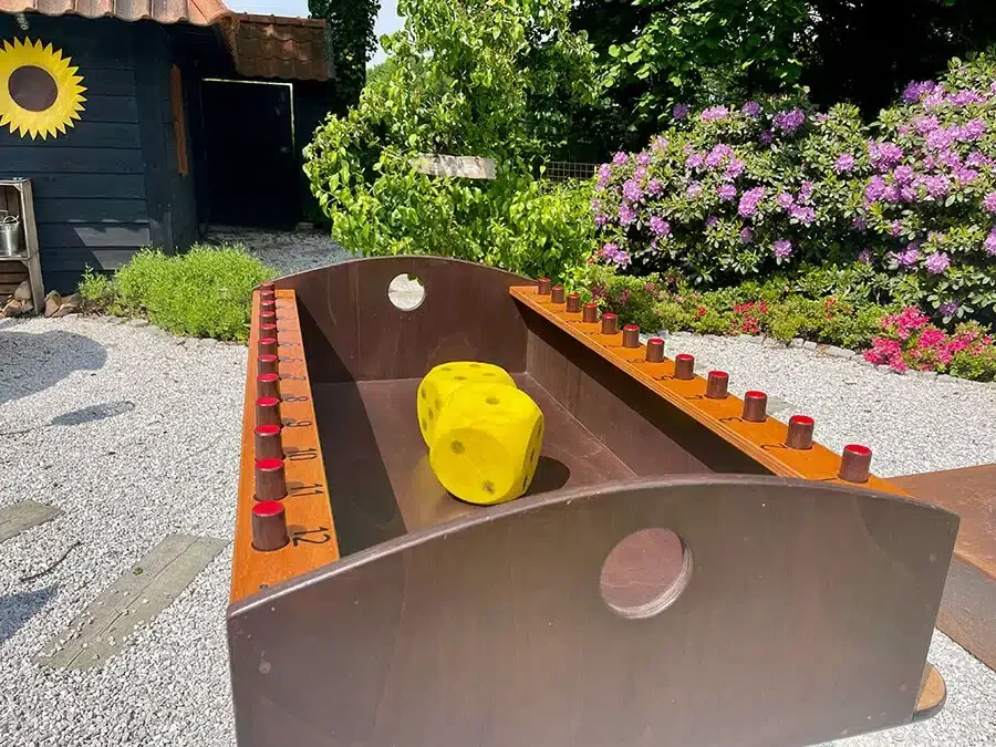 Dobbelspel op zijn tafel op het grind, met de pionnen en de dobbelstenen