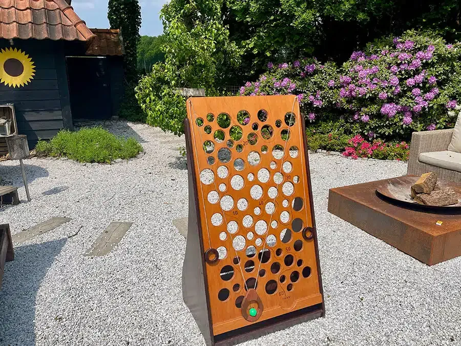 Gatenkaas op het grind, voor een border met rododendrons