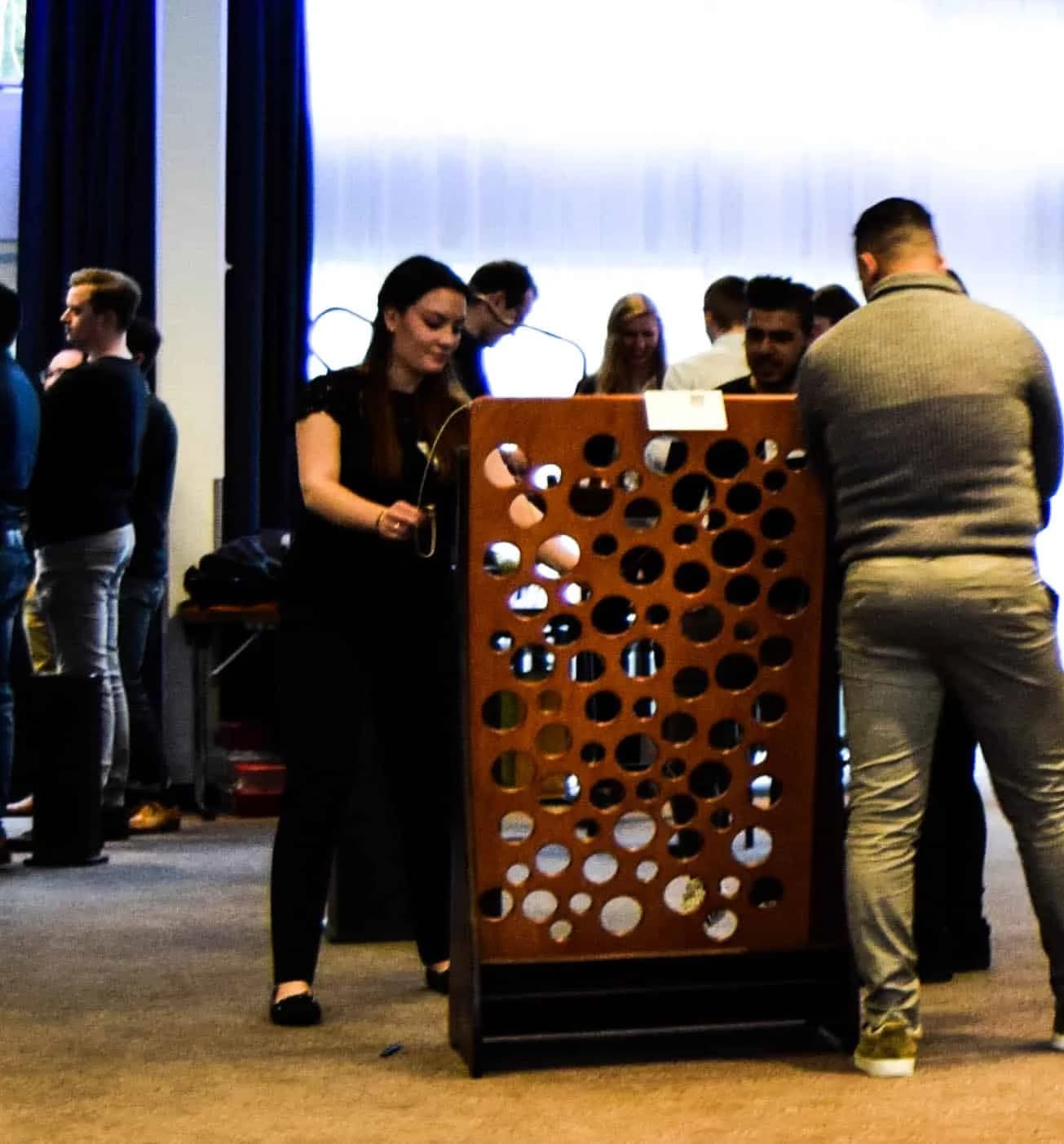 Collega's spelen gatenkaas tijdens een bedrijfsuitje in een zaal