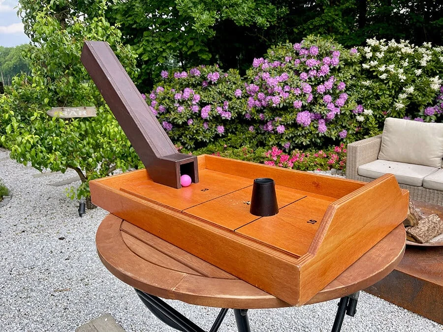 Kat en muis spel op een tafel in de tuin