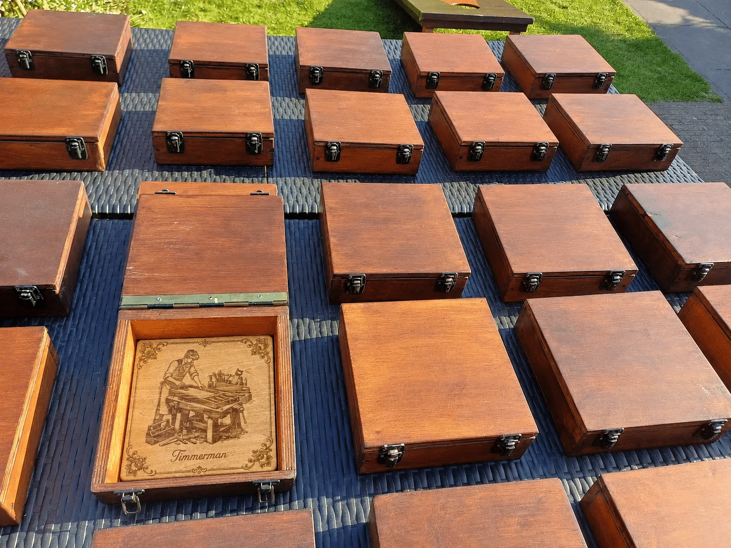 Kistjes van memospel XL op tafel, één geopend met een ambachtsplaatje