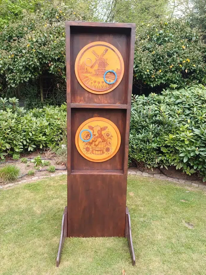 Ringwerpen rechtop in de tuin, met het molenbord boven en het kalfje onder