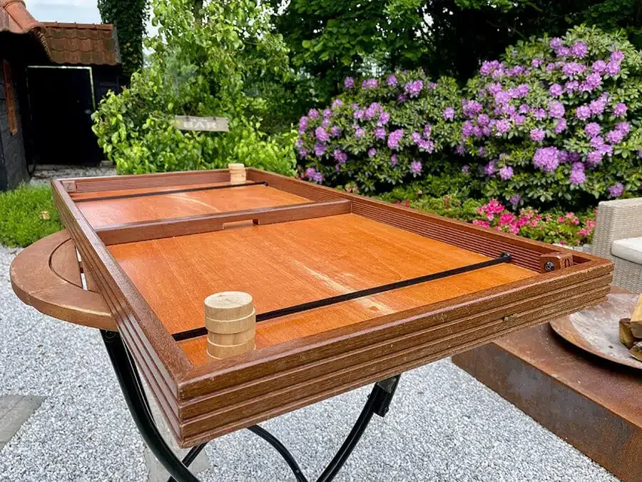 Schijfschieten op tafel, met de schijven klaar aan één kant