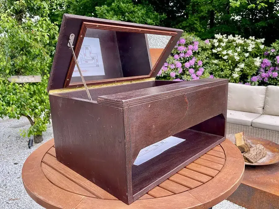 Spiegelschrijven op een terras, met de spiegel open