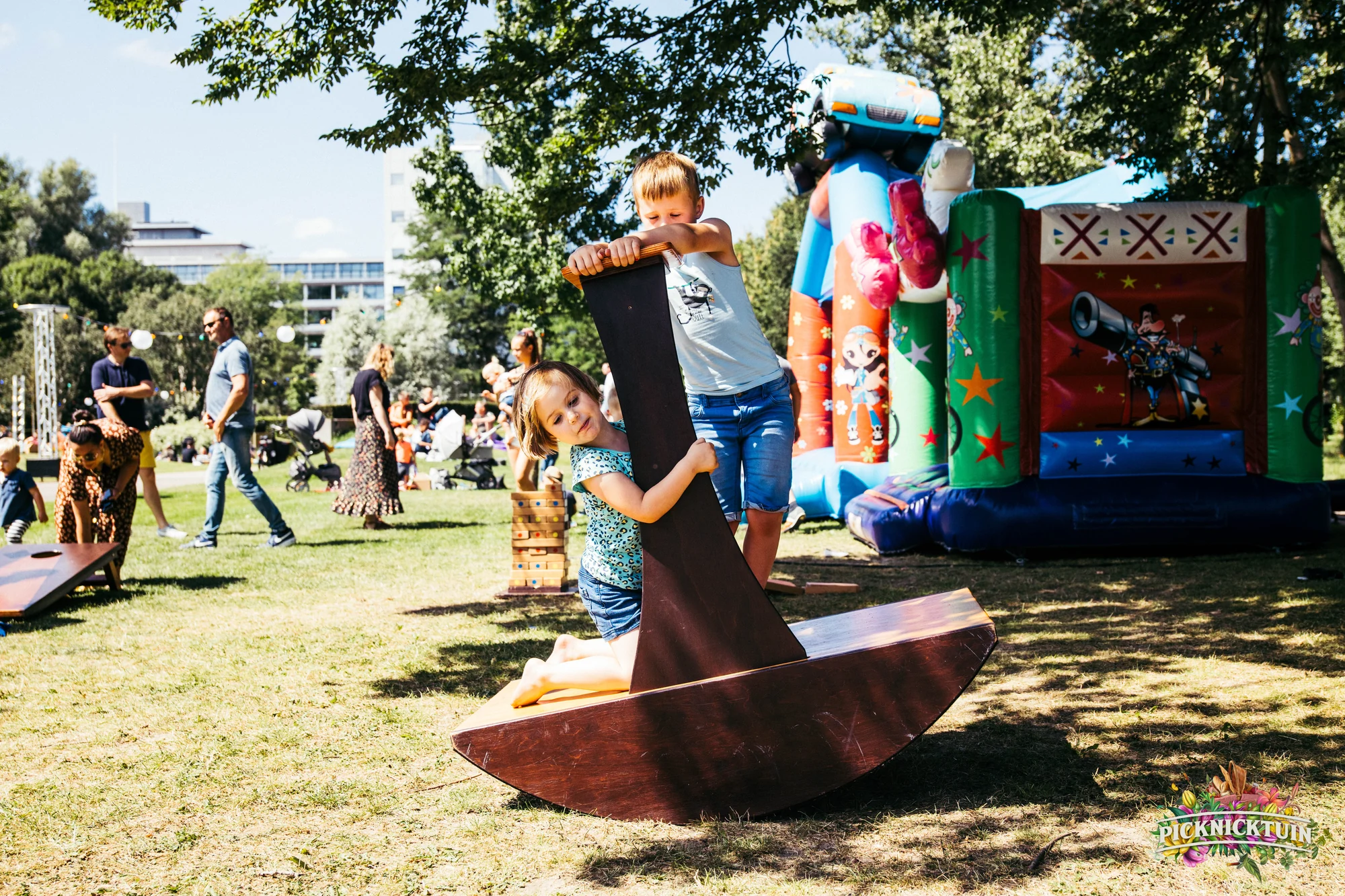 Kind staat op de wankelaar op een festival