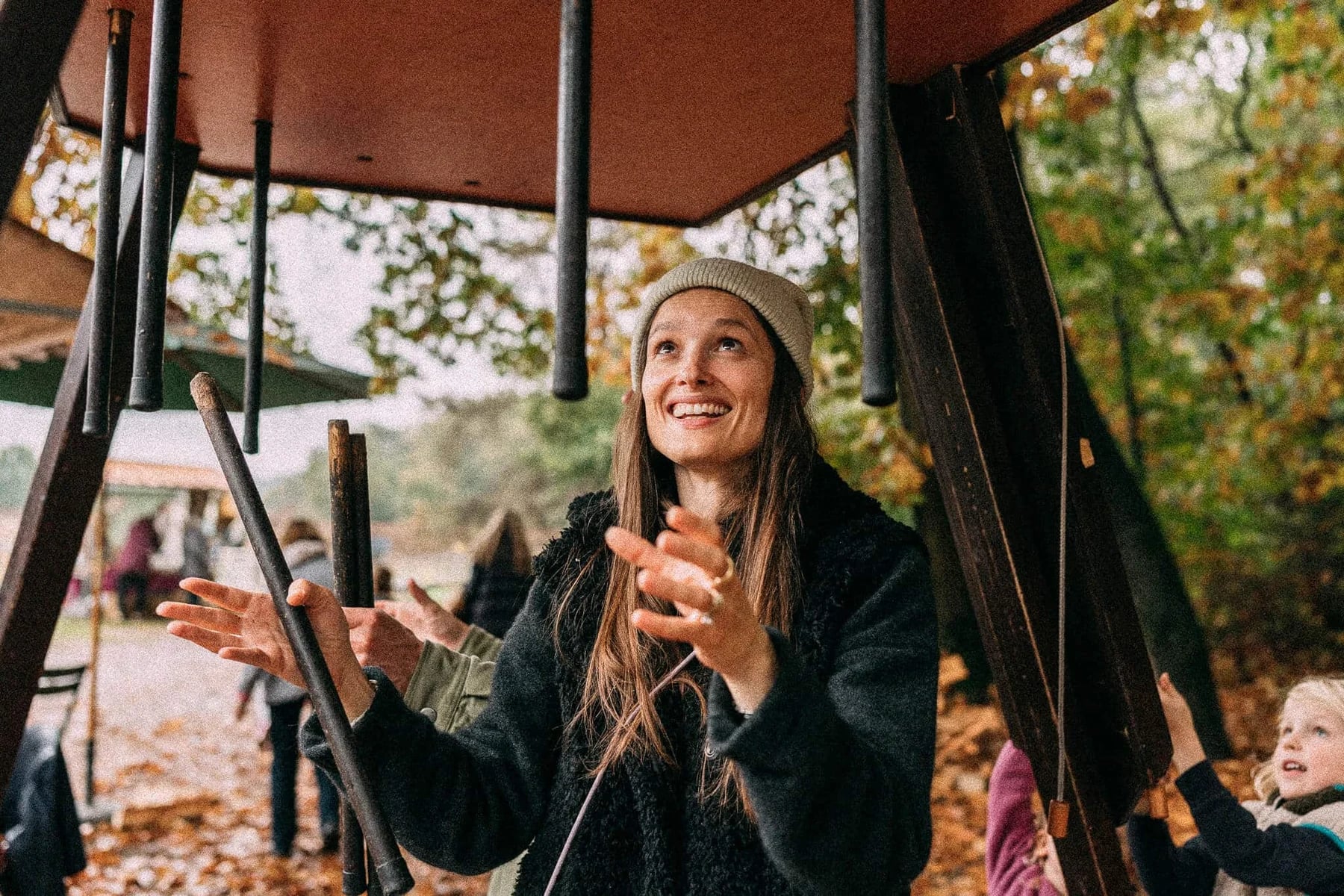 Vrouw vangt lachend een stok bij het stokvangen
