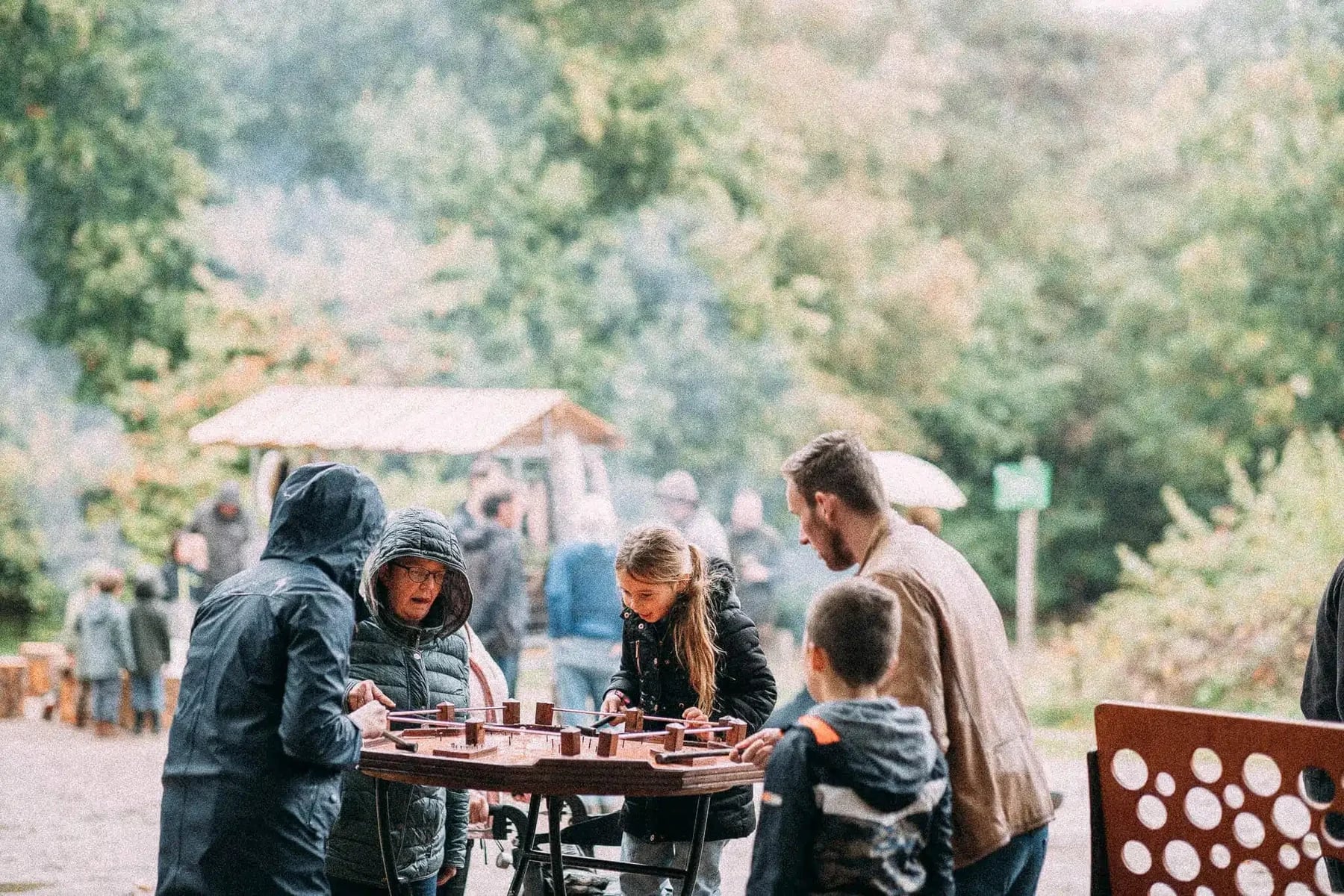 Groep rond het hamerspel op een regenachtig festival