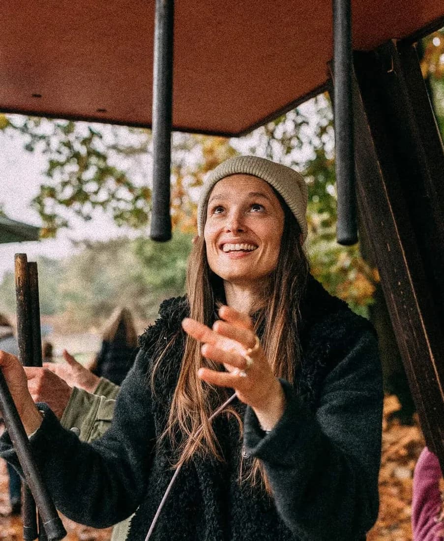 Vrouw vangt lachend een stok bij het stokvangen