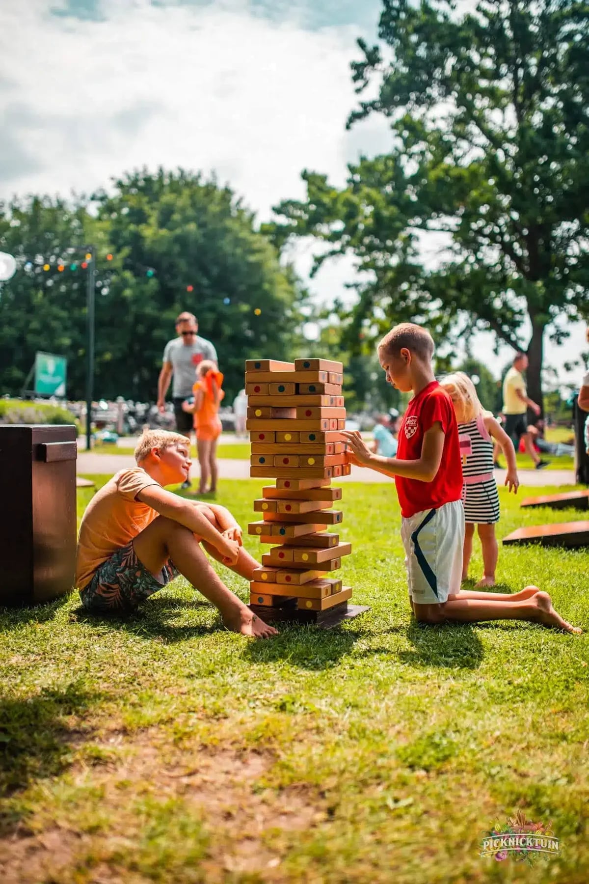 Kinderen bouwen samen de vallende toren in het park