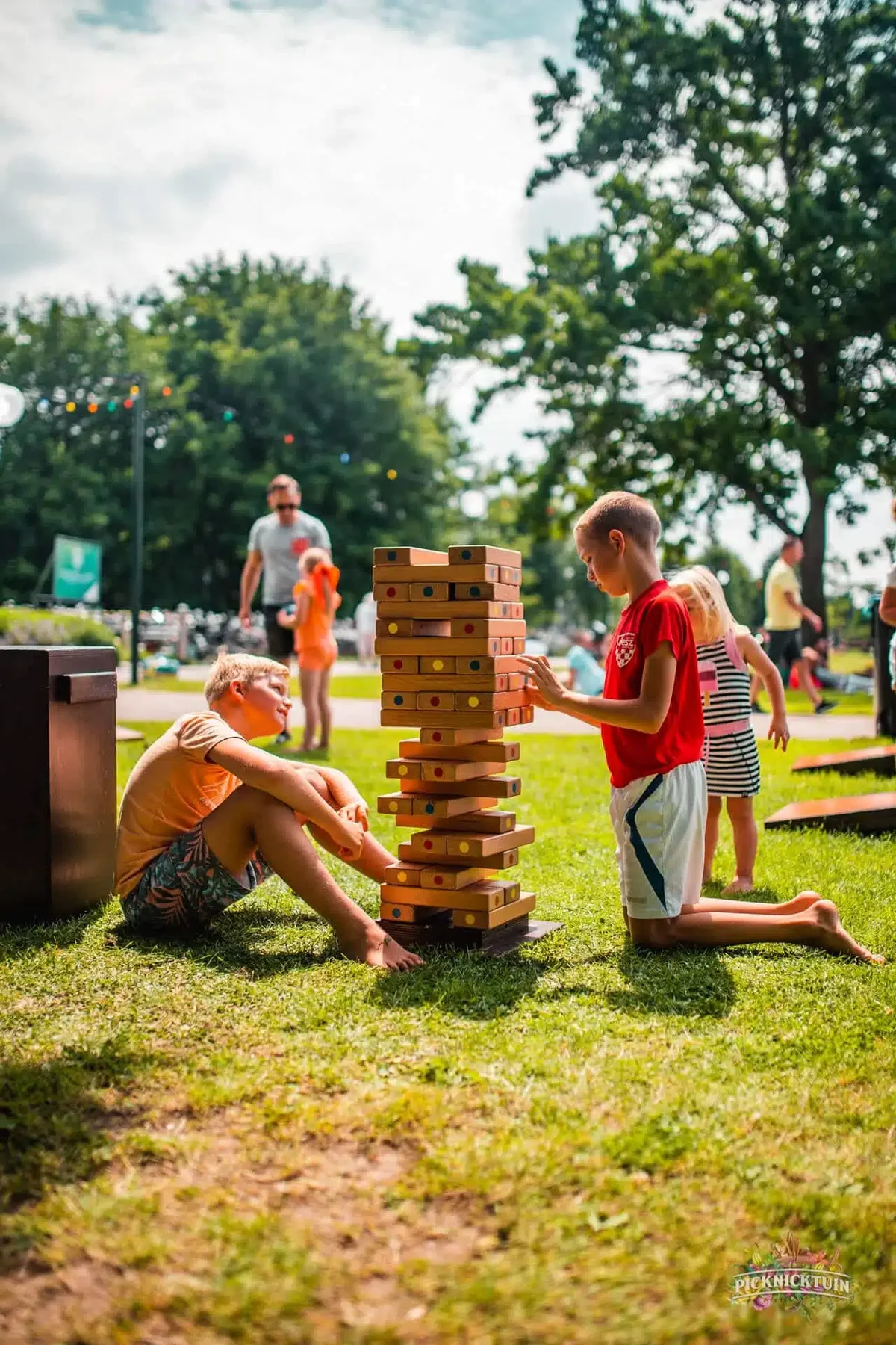 Kinderen bouwen samen de vallende toren in het park