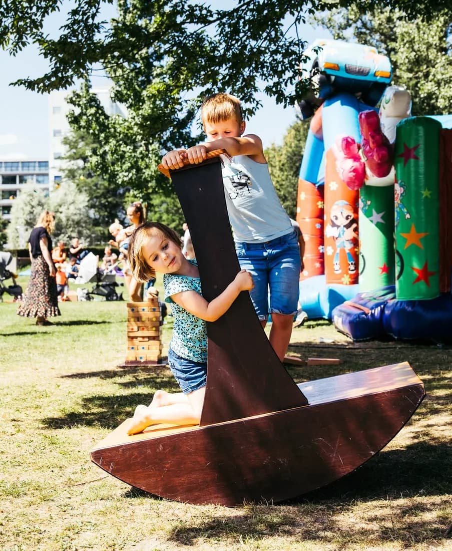 Kinderen balanceren op de wankelaar op een familiedag