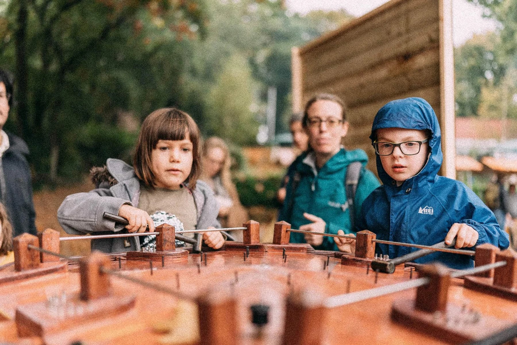 Twee kinderen spelen geconcentreerd hamerspel