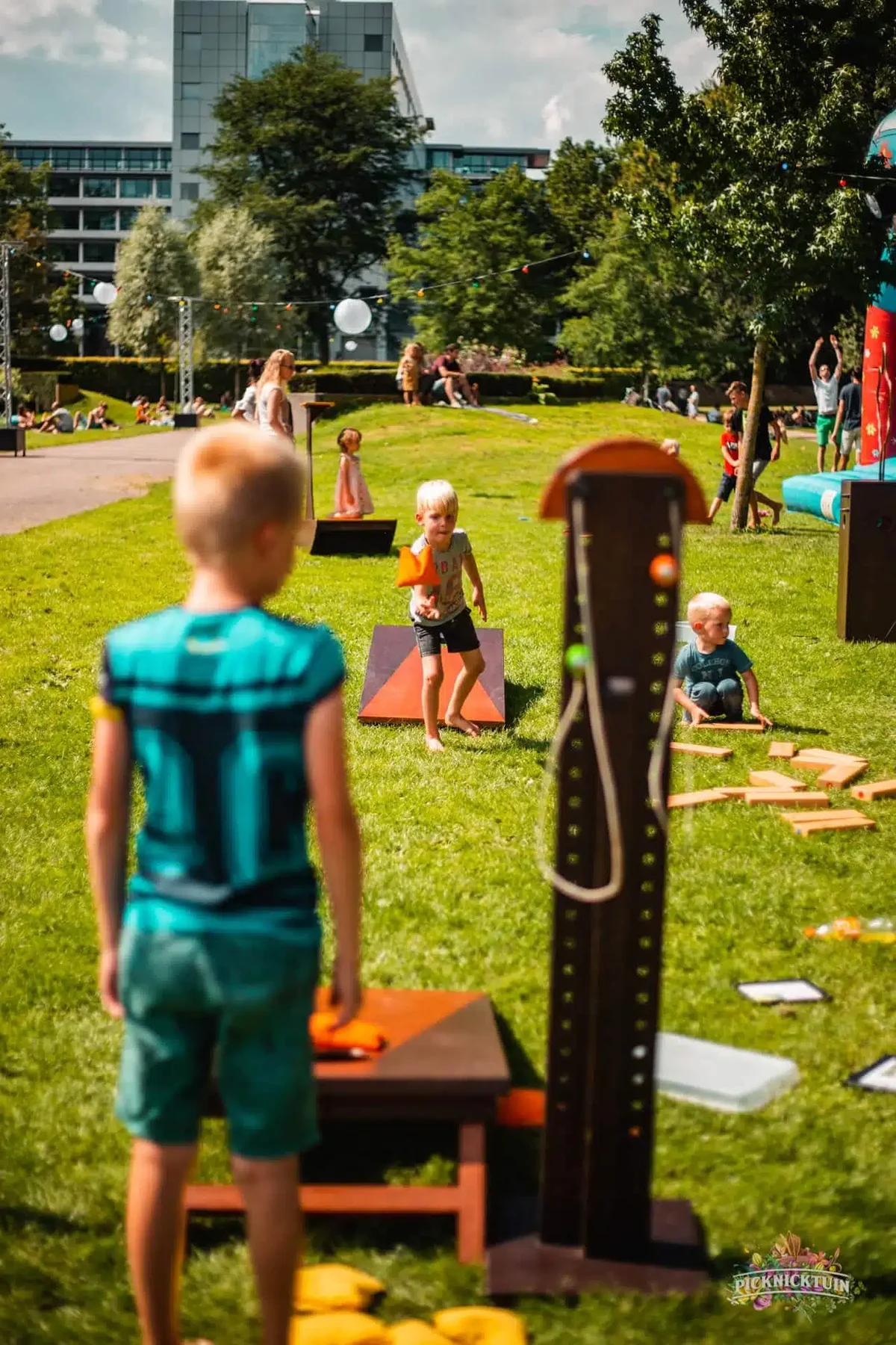 Jongen volgt de spiraal van de spiraalboom op het schoolplein