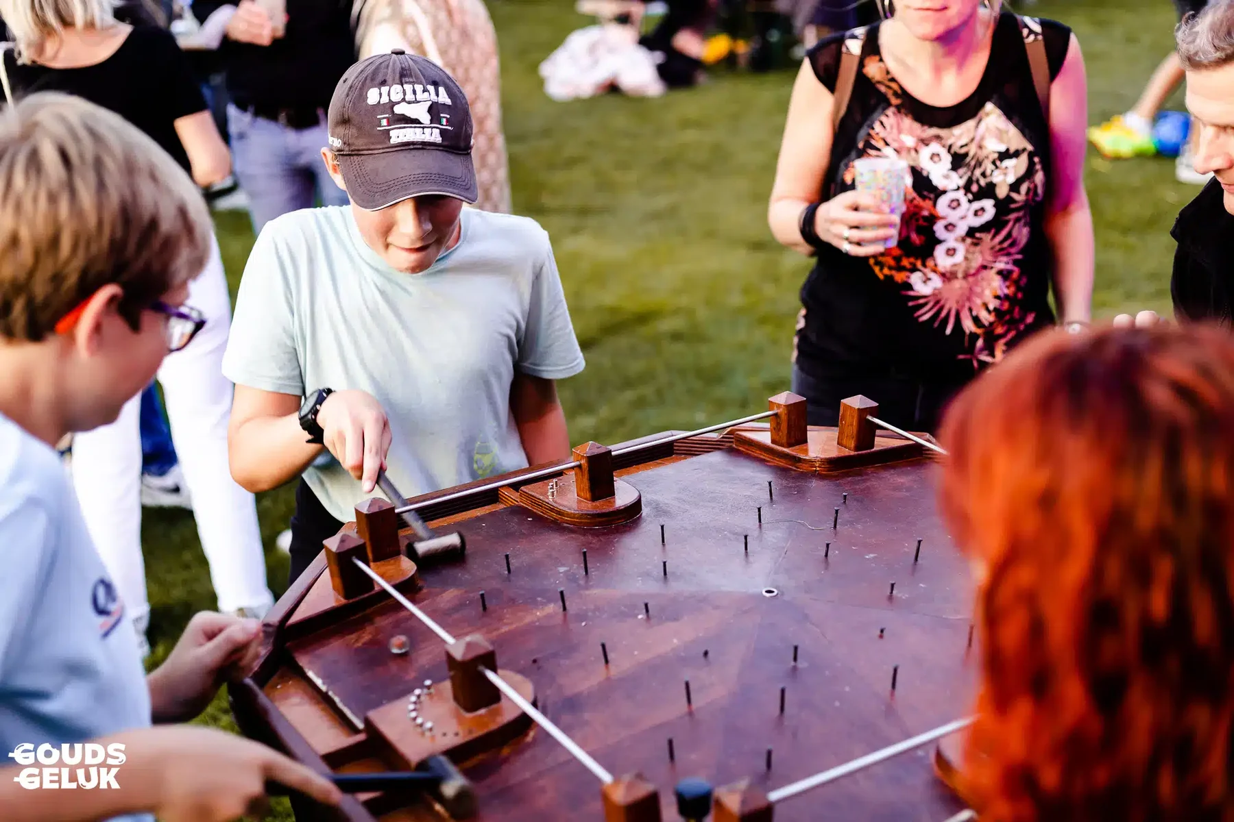Jongeren spelen het hamerspel op een festival