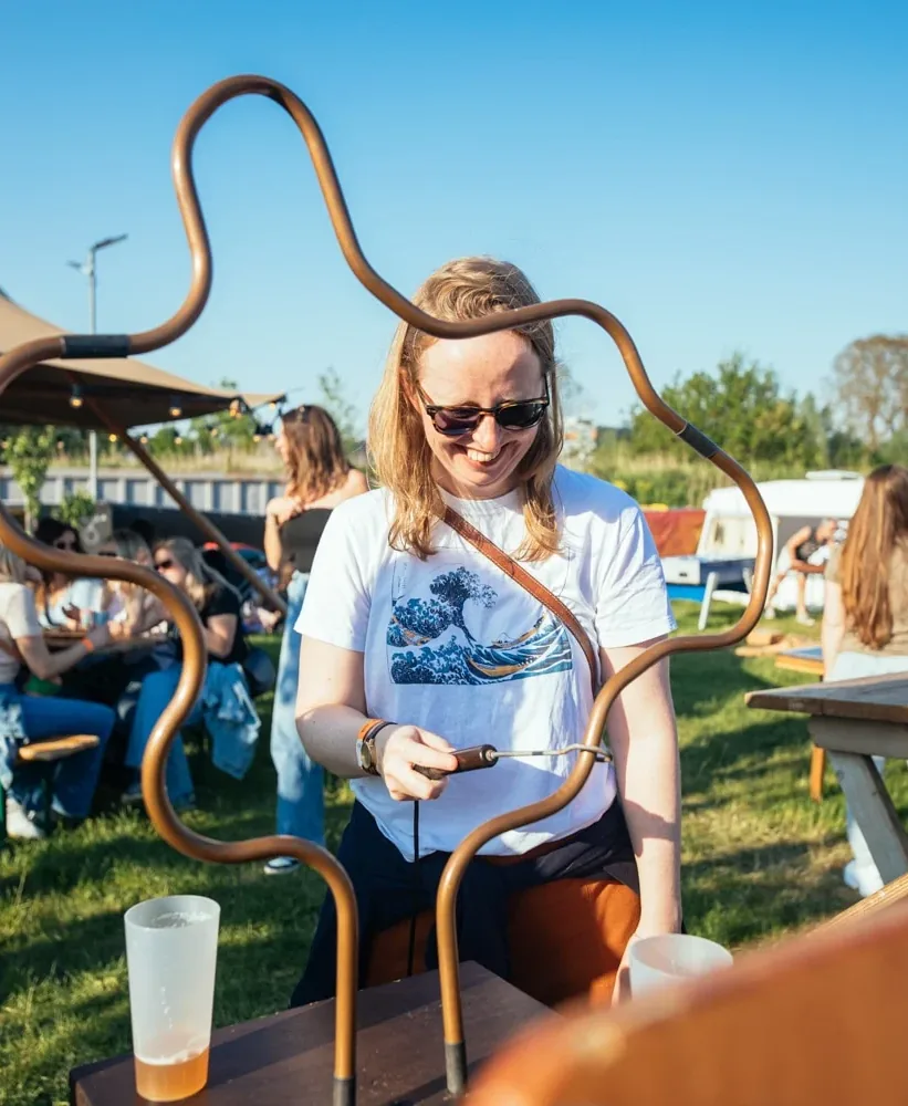 Vrouw speelt de spiraalboom in de zon op een festival